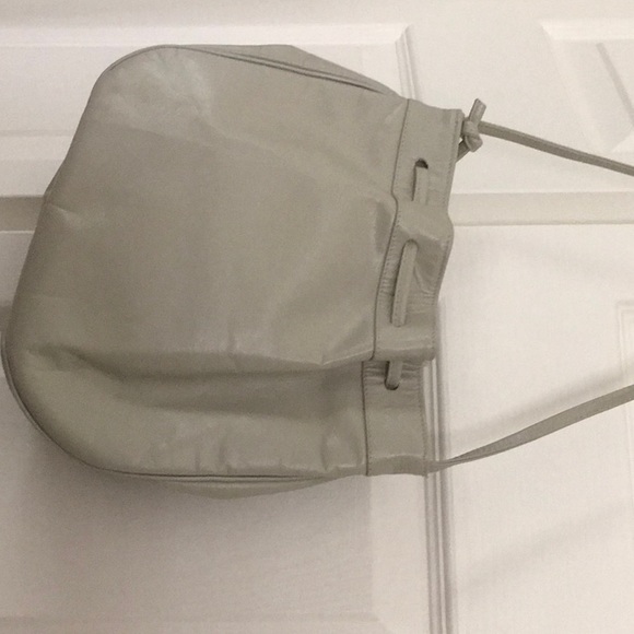 Cute little light beige gray purse with snake print on the front - Picture 2 of 3